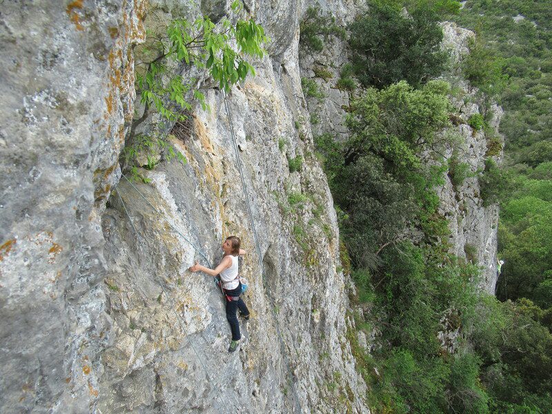 Escalade sur la falaise de Saugras dans l'Hérault