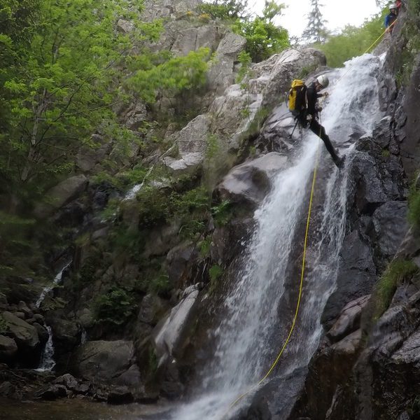 Canyoning dans les Cévennes: descente des cascades d'Orgon.