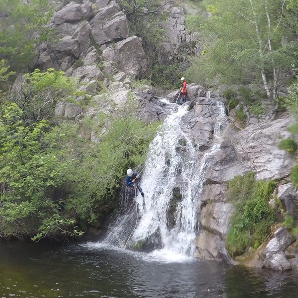 Canyoning sur un affluent de l'Hérault dans les Cévennes: rappels et saut dans une vasque lors de la descente des cascades d'Orgon.